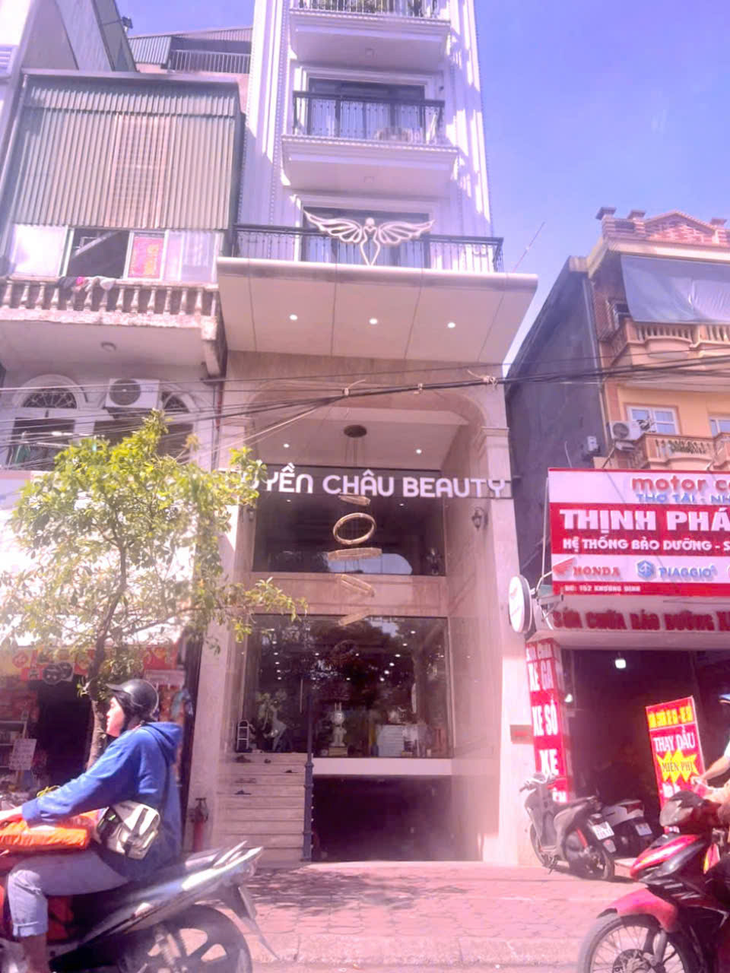Viết bản cam kết 'không thực hiện' nhưng Huyền Châu Beauty vẫn mời khách hàng đến tiêm môi- Ảnh 1.