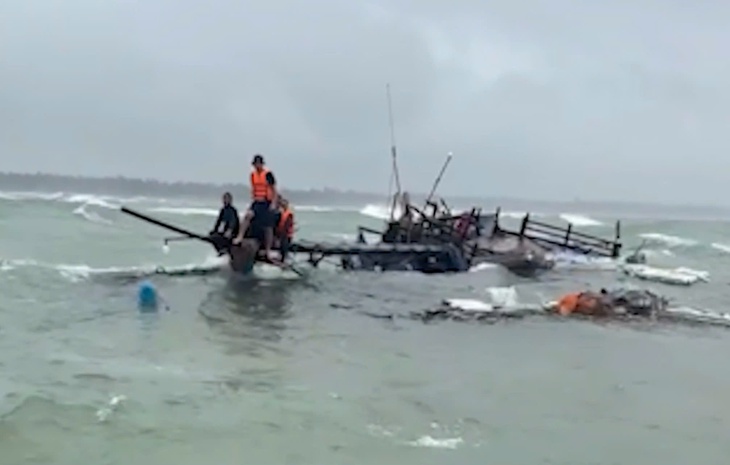 Cứu sống 14 ngư dân chìm tàu giữa vùng biển động- Ảnh 1.