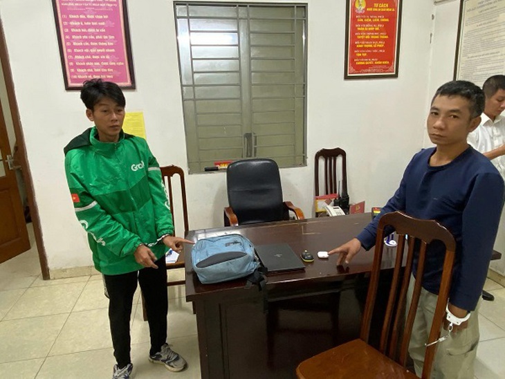 Khởi tố 2 đối tượng giả xe ôm công nghệ đi trộm cắp- Ảnh 1. Khởi tố 2 đối tượng giả xe ôm công nghệ đi trộm cắp- Ảnh 1.