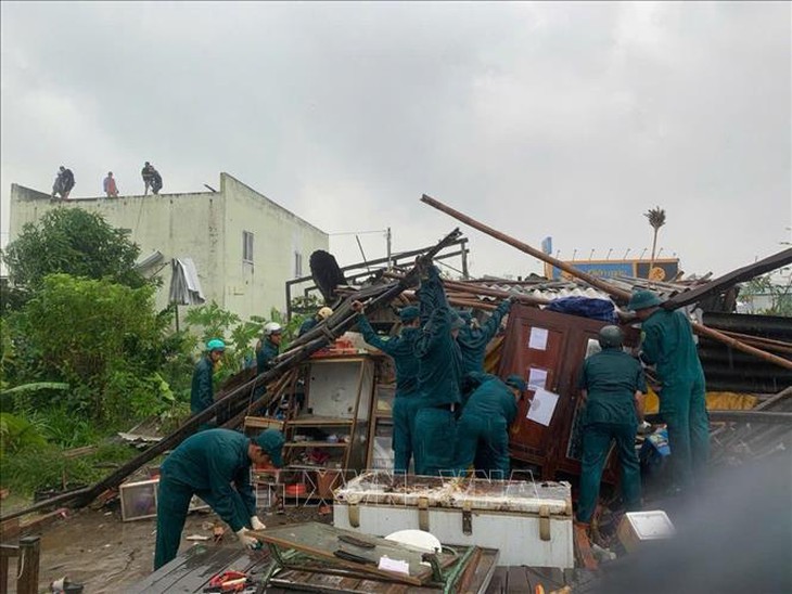 Mưa to kèm lốc xoáy làm sập hàng chục nhà của người dân Sóc Trăng