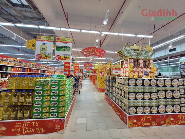 'Dàn trận' khuyến mại cuối năm 2025: Đa dạng kênh phân phối hàng Tết đến tận tay người tiêu dùng- Ảnh 1.
