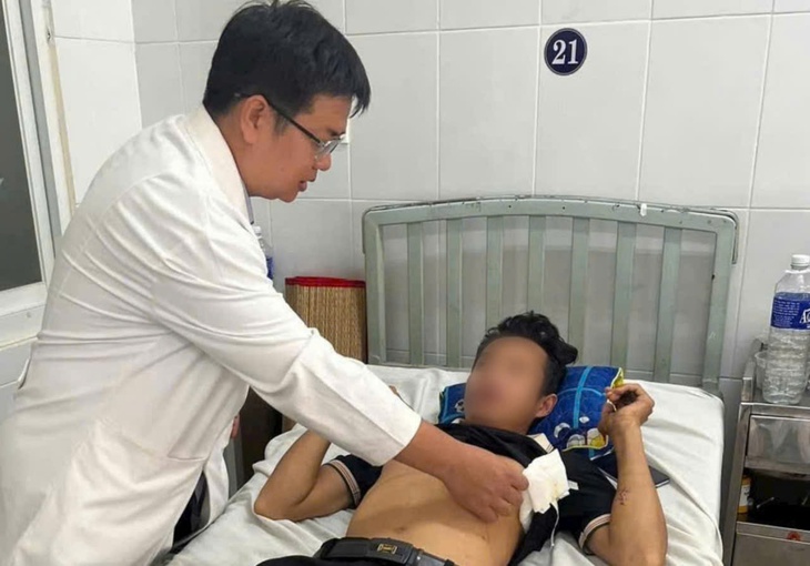 Hơn 1 giờ cứu sống bệnh nhân bị đâm thủng tim- Ảnh 1. Hơn 1 giờ cứu sống bệnh nhân bị đâm thủng tim- Ảnh 1.