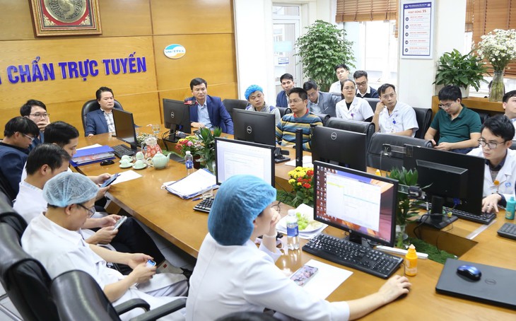 Hơn 60 thầy thuốc cúi đầu tri ân chàng trai 18 tuổi chết não hiến tạng cứu người- Ảnh 1.