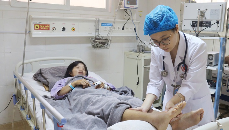 Truyền huyết thanh kháng nọc, cứu sống người phụ nữ bị rắn lục đuôi đỏ cắn - Ảnh 1.