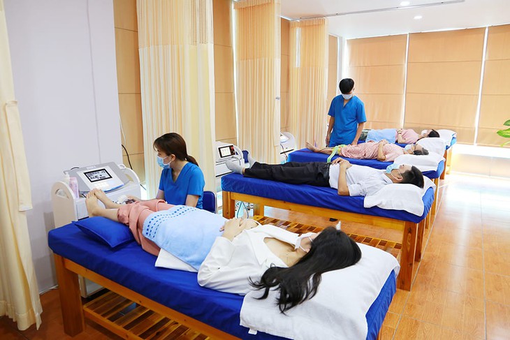 Sau phẫu thuật, người bệnh có thể nằm viện theo dõi khoảng 1 – 3 ngày hoặc lâu hơn nếu thực hiện phẫu thuật hợp nhất cột sống. Ảnh minh họa