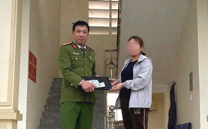 Bất ngờ nhặt được gần 30 triệu đồng ở chợ, người phụ nữ mang trình báo công an- Ảnh 1. Bất ngờ nhặt được gần 30 triệu đồng ở chợ, người phụ nữ mang trình báo công an- Ảnh 1.