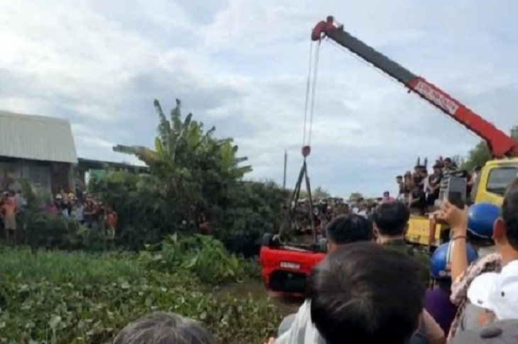 Ô tô lao xuống kênh, tài xế tử vong thương tâm- Ảnh 1. Ô tô lao xuống kênh, tài xế tử vong thương tâm- Ảnh 1.