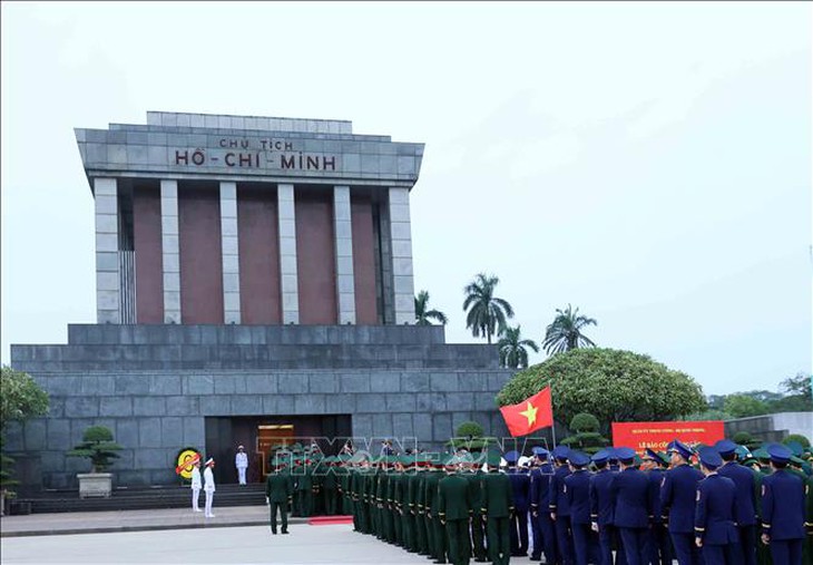 Quân ủy Trung ương, Bộ Quốc phòng tổ chức Lễ báo công và vào Lăng viếng Chủ tịch Hồ Chí Minh- Ảnh 2. Quân ủy Trung ương, Bộ Quốc phòng tổ chức Lễ báo công và vào Lăng viếng Chủ tịch Hồ Chí Minh- Ảnh 2.