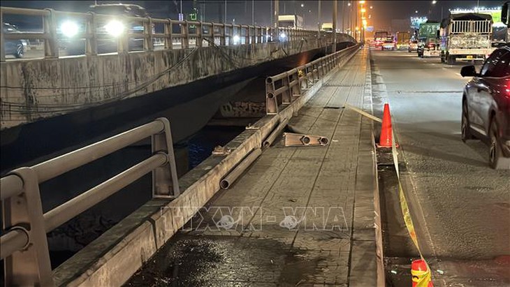 Xe 7 chỗ lao khỏi cầu Đồng Nai, rơi xuống sông mất tích- Ảnh 1. Xe 7 chỗ lao khỏi cầu Đồng Nai, rơi xuống sông mất tích- Ảnh 1.