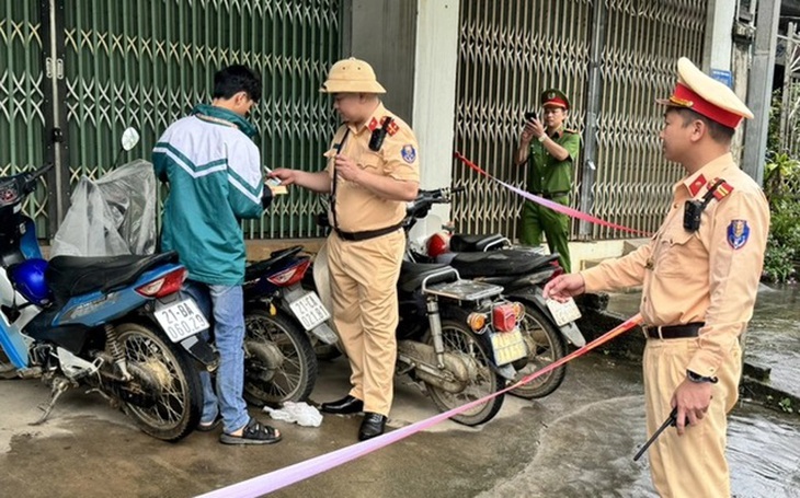 Từ 1/1/2025, CSGT được quyền kiểm tra những giấy tờ nào khi dừng phương tiện?- Ảnh 1.