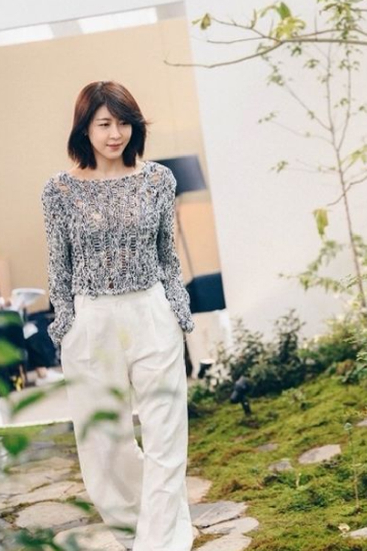 Mỹ nhân phim 'Sex is Zero' U50 có vóc dáng cực 'hack' tuổi nhờ một bài tập ai cũng làm được- Ảnh 3. Mỹ nhân phim 'Sex is Zero' U50 có vóc dáng cực 'hack' tuổi nhờ một bài tập ai cũng làm được- Ảnh 3.