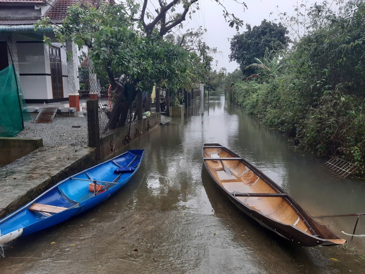 Mưa lớn gây ngập vùng thấp trũng ở Huế- Ảnh 2. Mưa lớn gây ngập vùng thấp trũng ở Huế- Ảnh 2.