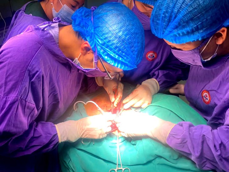 5 ngày thực hiện 3 cuộc phẫu thuật, bác sĩ cứu thiếu niên từ cõi chết trở về- Ảnh 1. 5 ngày thực hiện 3 cuộc phẫu thuật, bác sĩ cứu thiếu niên từ cõi chết trở về- Ảnh 1.