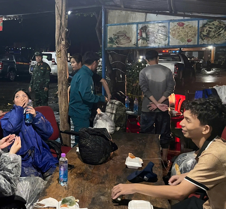 Khoảng 300 người mắc kẹt trên đèo Khánh Lê đã được đưa đến nơi an toàn - Ảnh 1.