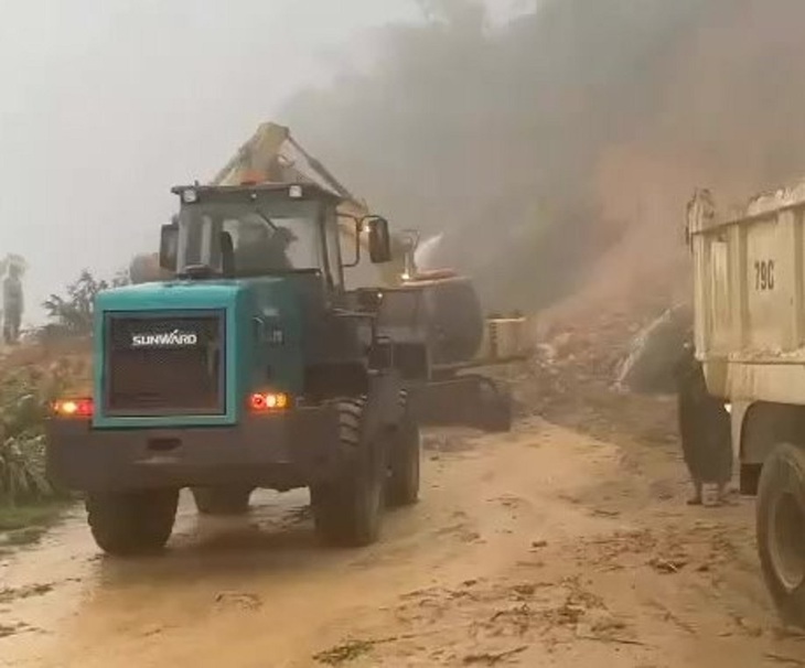 Khoảng 300 người mắc kẹt trên đèo Khánh Lê đã được đưa đến nơi an toàn - Ảnh 2.