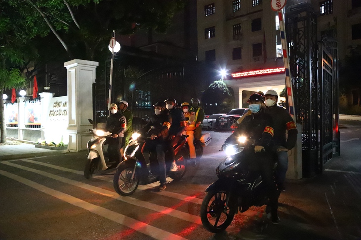 Công an Hà Nội huy động 100% lực lượng đảm bảo an ninh, an toàn đêm giao thừa- Ảnh 2. Công an Hà Nội huy động 100% lực lượng đảm bảo an ninh, an toàn đêm giao thừa- Ảnh 2.