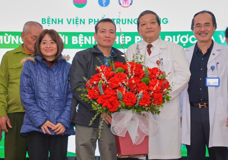 Bệnh nhân ghép phổi hồi sinh thần kỳ, được ra viện sau nhiều ca phẫu thuật và hơn 7 tháng nằm viện- Ảnh 1. Bệnh nhân ghép phổi hồi sinh thần kỳ, được ra viện sau nhiều ca phẫu thuật và hơn 7 tháng nằm viện- Ảnh 1.