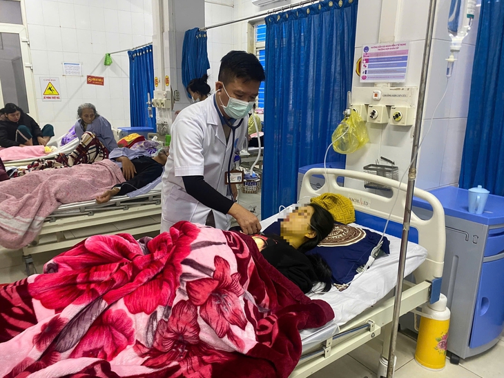 Vợ vừa sinh con, người chồng đốt than sưởi ấm khiến cả gia đình bị ngộ độc khí CO- Ảnh 1. Vợ vừa sinh con, người chồng đốt than sưởi ấm khiến cả gia đình bị ngộ độc khí CO- Ảnh 1.
