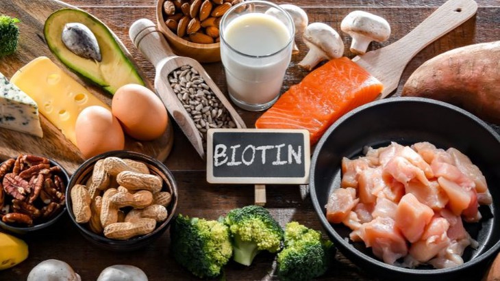 Biotin có lợi ích sức khỏe và hạn chế gì?- Ảnh 1. Biotin có lợi ích sức khỏe và hạn chế gì?- Ảnh 1.