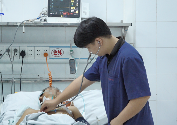 Truyền hơn 7 lít máu cứu bệnh nhân nguy kịch do ngã từ trên cao- Ảnh 2. Truyền hơn 7 lít máu cứu bệnh nhân nguy kịch do ngã từ trên cao- Ảnh 2.