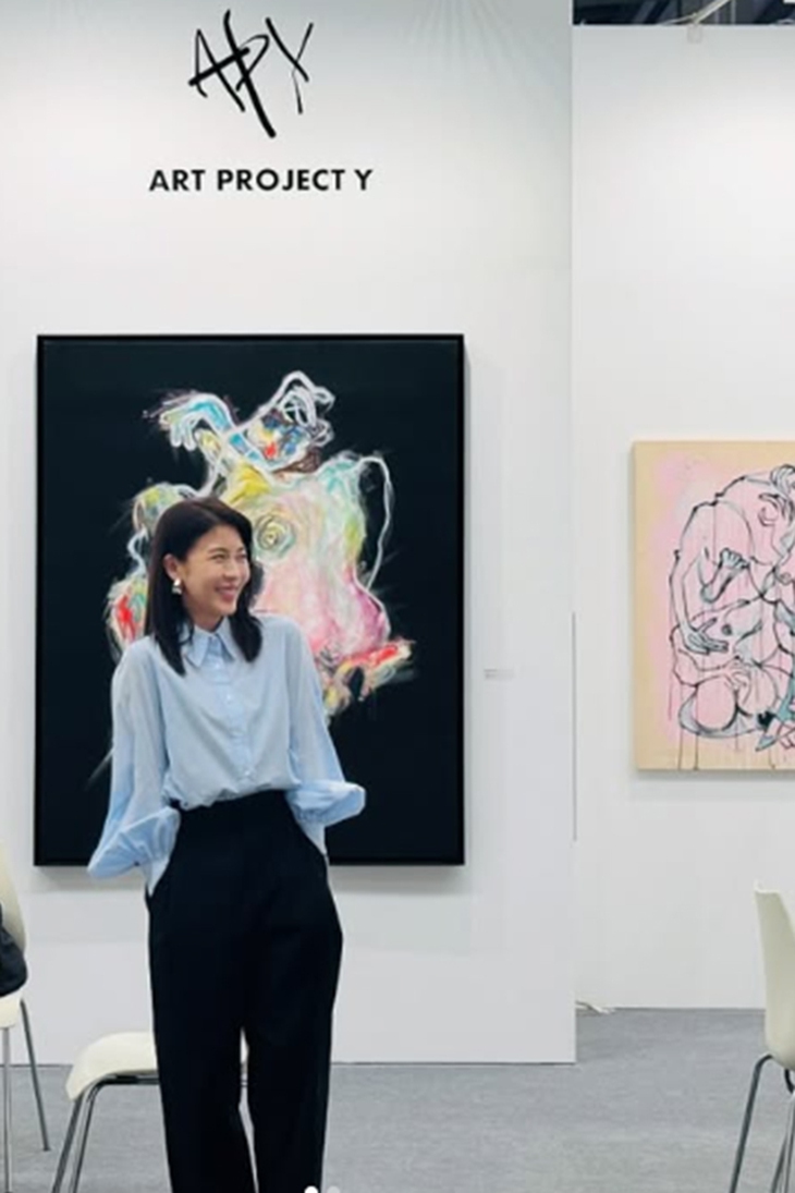 Mỹ nhân 'Sex is Zero' U50 trẻ như ngoài đôi mươi nhờ cách mix đồ thông minh- Ảnh 1. Mỹ nhân 'Sex is Zero' U50 trẻ như ngoài đôi mươi nhờ cách mix đồ thông minh- Ảnh 1.