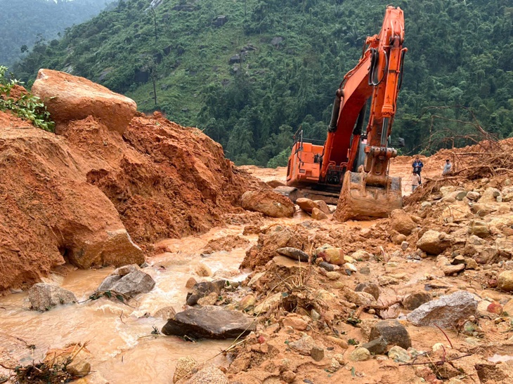 Chưa chốt thời gian thông đèo Khánh Lê do sạt lở- Ảnh 2. Chưa chốt thời gian thông đèo Khánh Lê do sạt lở- Ảnh 2.