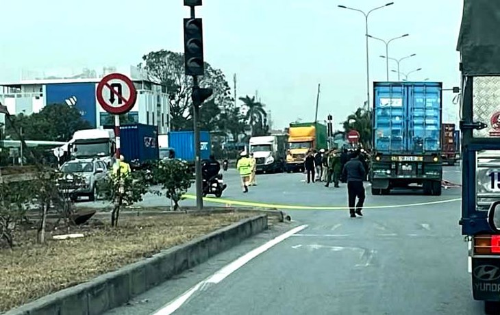 Thương tâm hai mẹ con tử vong sau va chạm với ô tô đầu kéo- Ảnh 1. Thương tâm hai mẹ con tử vong sau va chạm với ô tô đầu kéo- Ảnh 1.