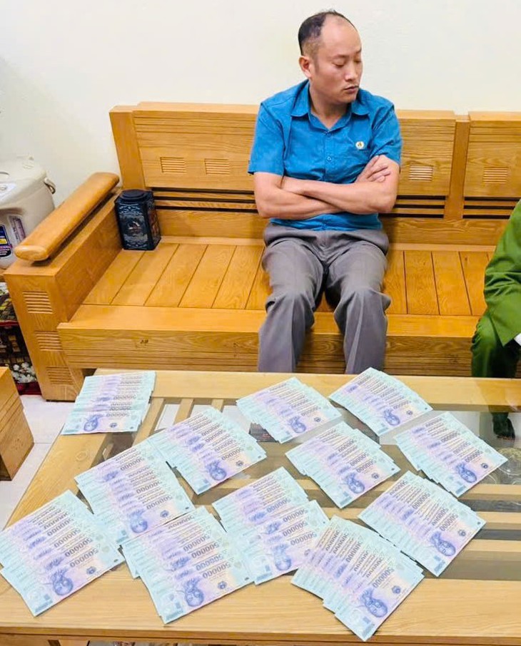 Nhận hối lộ tại phòng làm việc, một Chủ tịch phường ở Bắc Giang bị bắt quả tang- Ảnh 1. Nhận hối lộ tại phòng làm việc, một Chủ tịch phường ở Bắc Giang bị bắt quả tang- Ảnh 1.