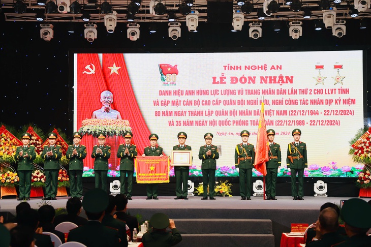 Đại tướng Nguyễn Tân Cương - Ủy viên Ban Chấp hành Trung ương Đảng, Ủy viên Thường vụ Quân ủy Trung ương, Tổng Tham mưu trưởng QĐND Việt Nam, Thứ trưởng Bộ Quốc phòng trao danh hiệu Anh hùng Lực lượng vũ trang nhân dân mà Đảng, Nhà nước phong tặng Lực lượng vũ trang tỉnh Nghệ An.