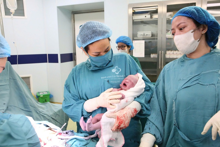 Người phụ nữ suy buồng trứng vỡ òa hạnh phúc khi làm mẹ ở tuổi 52- Ảnh 1.