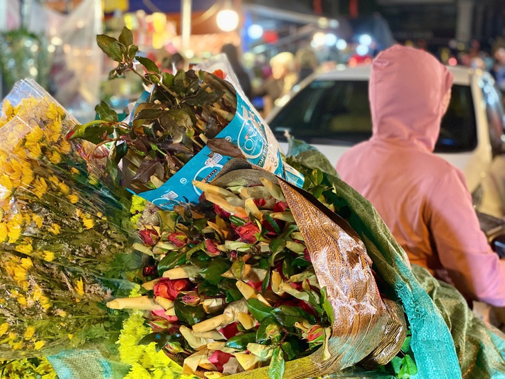 Thị trường Tết 2025: Nhiều loại hoa ‘độc lạ’ được khách hàng thi nhau săn đón tại chợ hoa lớn nhất Thủ đô- Ảnh 14. Thị trường Tết 2025: Nhiều loại hoa ‘độc lạ’ được khách hàng thi nhau săn đón tại chợ hoa lớn nhất Thủ đô- Ảnh 14.