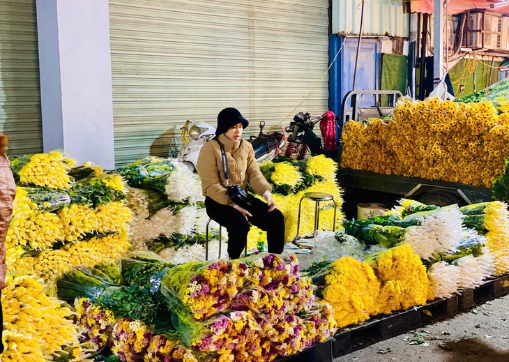 Thị trường Tết 2025: Nhiều loại hoa ‘độc lạ’ được khách hàng thi nhau săn đón tại chợ hoa lớn nhất Thủ đô- Ảnh 6. Thị trường Tết 2025: Nhiều loại hoa ‘độc lạ’ được khách hàng thi nhau săn đón tại chợ hoa lớn nhất Thủ đô- Ảnh 6.