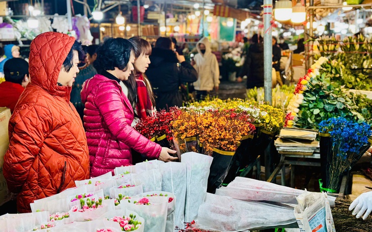 Thị trường Tết 2025: Nhiều loại hoa ‘độc lạ’ được khách hàng thi nhau săn đón tại chợ hoa lớn nhất Thủ đô