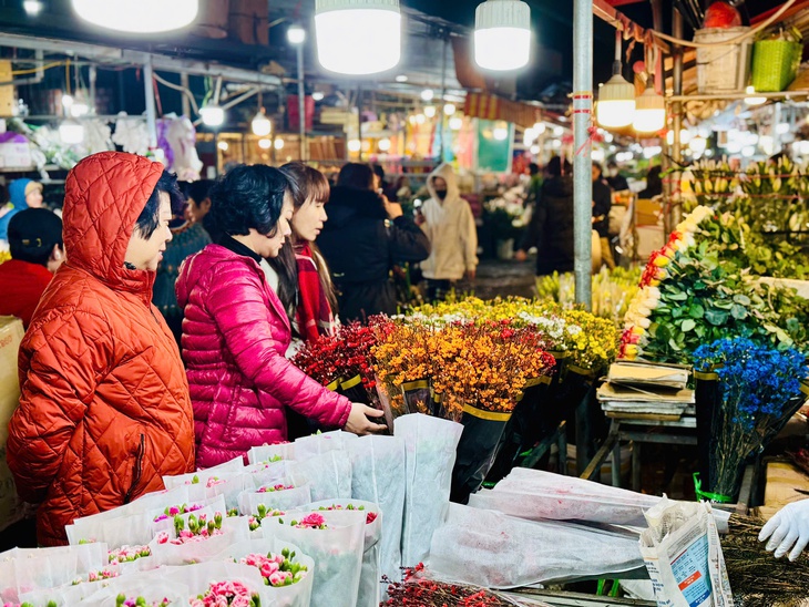 Thị trường Tết 2025: Nhiều loại hoa ‘độc lạ’ được khách hàng thi nhau săn đón tại chợ hoa lớn nhất Thủ đô- Ảnh 1. Thị trường Tết 2025: Nhiều loại hoa ‘độc lạ’ được khách hàng thi nhau săn đón tại chợ hoa lớn nhất Thủ đô- Ảnh 1.