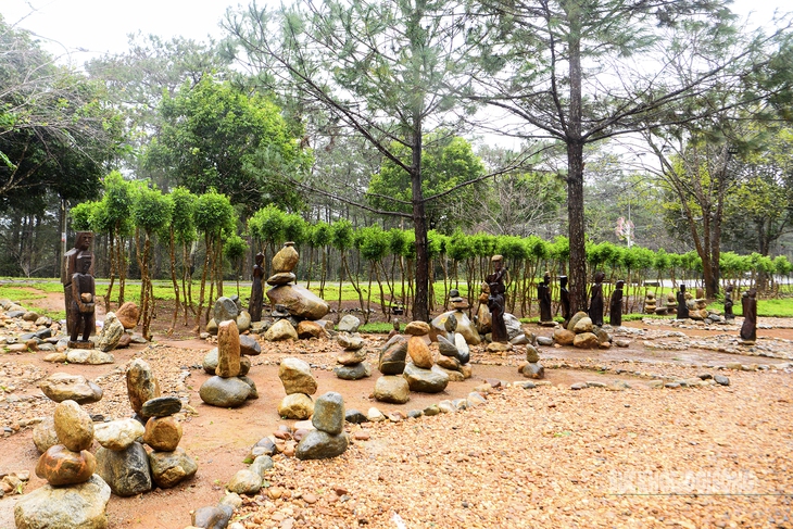 Độc lạ khu vườn được sắp đặt bởi hàng trăm tượng gỗ và vô vàn đá cuội trên cao nguyên Măng Đen- Ảnh 1. Độc lạ khu vườn được sắp đặt bởi hàng trăm tượng gỗ và vô vàn đá cuội trên cao nguyên Măng Đen- Ảnh 1.