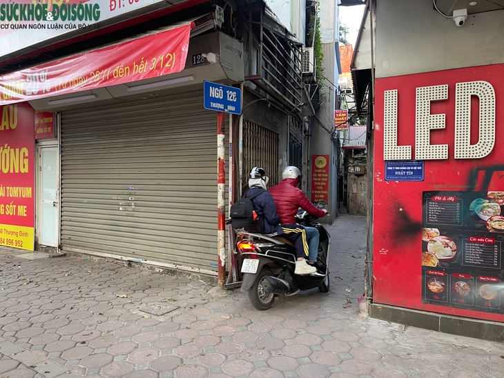Tháo dỡ barie ở ngõ nhỏ Hà Nội: Dân khổ sở vì tiếng ồn, khói bụi vào giờ cao điểm- Ảnh 1. Tháo dỡ barie ở ngõ nhỏ Hà Nội: Dân khổ sở vì tiếng ồn, khói bụi vào giờ cao điểm- Ảnh 1.
