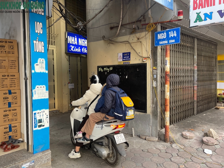 Tháo dỡ barie ở ngõ nhỏ Hà Nội: Dân khổ sở vì tiếng ồn, khói bụi vào giờ cao điểm- Ảnh 2. Tháo dỡ barie ở ngõ nhỏ Hà Nội: Dân khổ sở vì tiếng ồn, khói bụi vào giờ cao điểm- Ảnh 2.