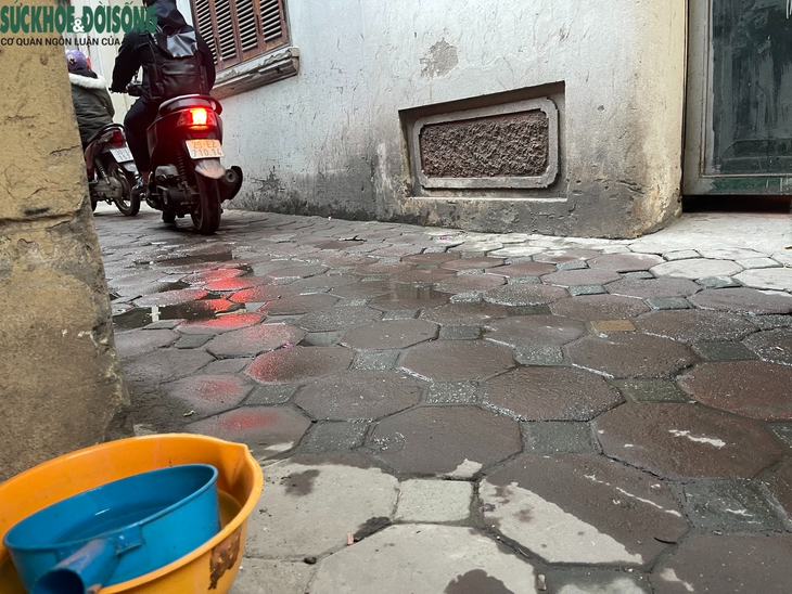 Tháo dỡ barie ở ngõ nhỏ Hà Nội: Dân khổ sở vì tiếng ồn, khói bụi vào giờ cao điểm- Ảnh 4. Tháo dỡ barie ở ngõ nhỏ Hà Nội: Dân khổ sở vì tiếng ồn, khói bụi vào giờ cao điểm- Ảnh 4.
