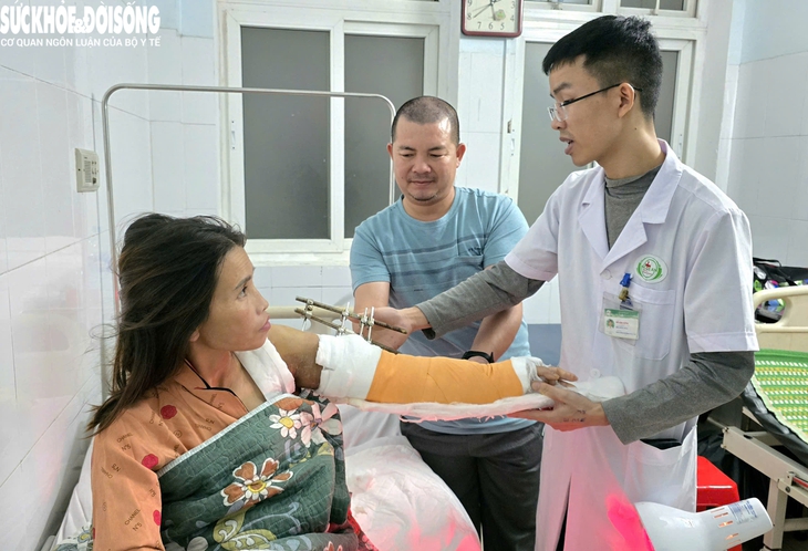 Bác sĩ chăm sóc, hướng dẫn cho người nhà và bệnh nhân cách chăm sóc cánh tay được nối. Bác sĩ chăm sóc, hướng dẫn cho người nhà và bệnh nhân cách chăm sóc cánh tay được nối.