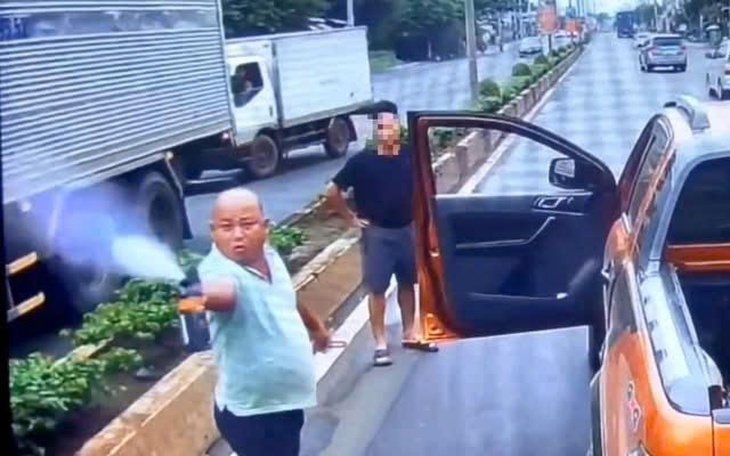 Công an xác minh vụ người đàn ông mặc đồ bảo vệ đe dọa tài xế ô tô ở TPHCM- Ảnh 2.