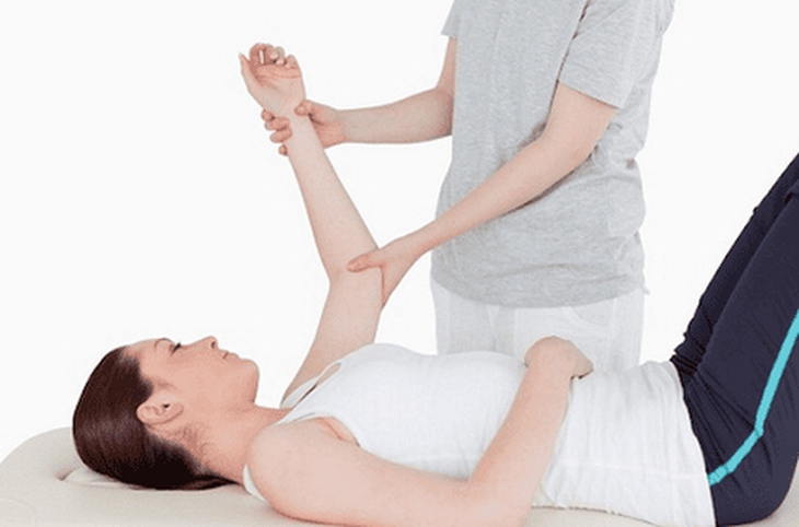 Bài tập cải thiện chức năng cho người bệnh liệt nửa người- Ảnh 1.