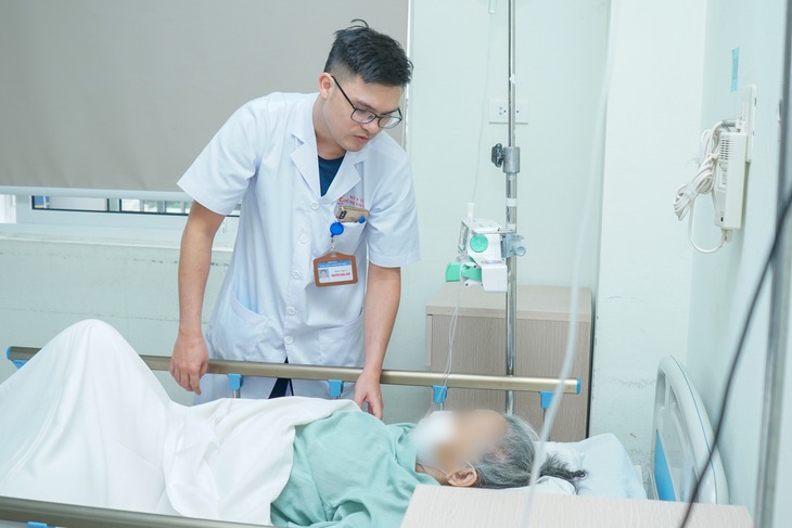 Liên tục sử dụng thuốc giảm đau, cụ bà 85 tuổi bị viêm phúc mạc do thủng ổ loét dạ dày tá tràng- Ảnh 1.