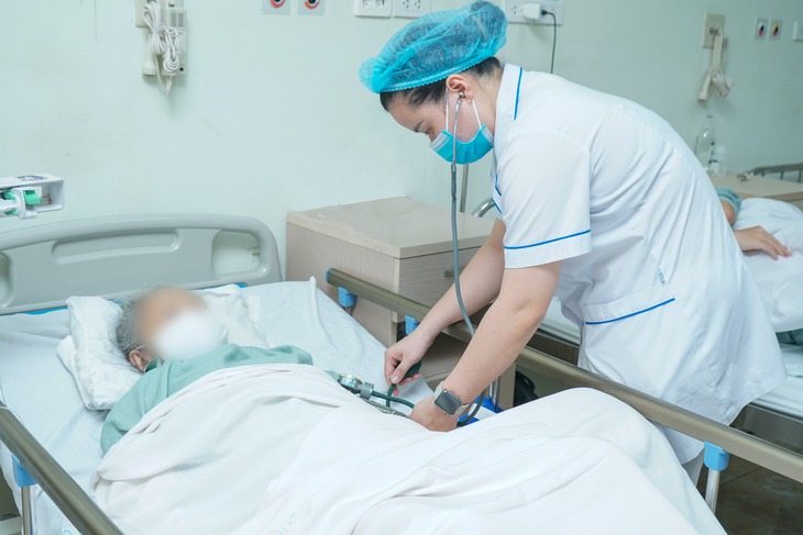 Liên tục sử dụng thuốc giảm đau, cụ bà 85 tuổi bị viêm phúc mạc do thủng ổ loét dạ dày tá tràng- Ảnh 2.
