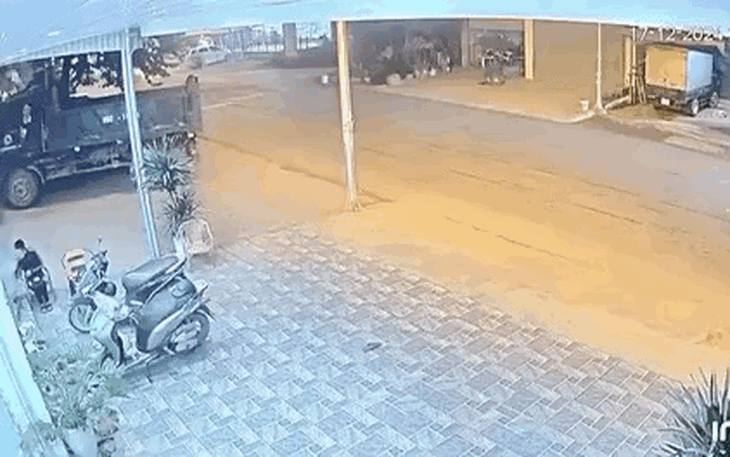 Video thanh niên đi xe máy lao vào ô tô, bay lên cao rồi rơi xuống đường