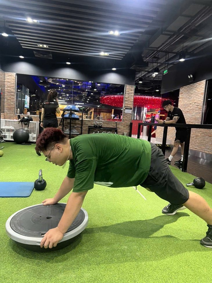 Ứng viên TÔI KHỎE ĐẸP HƠN nặng 128kg từ chối mua xe SH để thuê PT tập gym, boxing giảm cân- Ảnh 3. Ứng viên TÔI KHỎE ĐẸP HƠN nặng 128kg từ chối mua xe SH để thuê PT tập gym, boxing giảm cân- Ảnh 3.