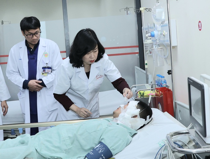 Bộ trưởng Đào Hồng Lan thăm, động viên nạn nhân vụ cháy quán cà phê- Ảnh 1. Bộ trưởng Đào Hồng Lan thăm, động viên nạn nhân vụ cháy quán cà phê- Ảnh 1.