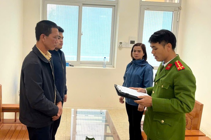 Ném hỏng điện thoại của vợ, người chồng bị khởi tố, bắt giam- Ảnh 1. Ném hỏng điện thoại của vợ, người chồng bị khởi tố, bắt giam- Ảnh 1.