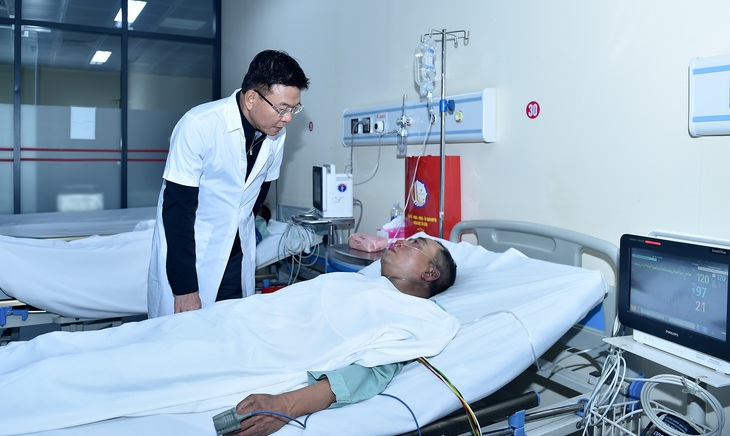 Phó Thủ tướng Lê Thành Long kiểm tra hiện trường, thăm hỏi nạn nhân vụ cháy quán cà phê ở Hà Nội- Ảnh 1. Phó Thủ tướng Lê Thành Long kiểm tra hiện trường, thăm hỏi nạn nhân vụ cháy quán cà phê ở Hà Nội- Ảnh 1.