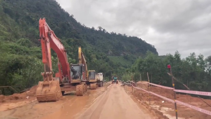 Thông một làn xe đèo Khánh Lê sau 4 ngày sạt lở- Ảnh 1.