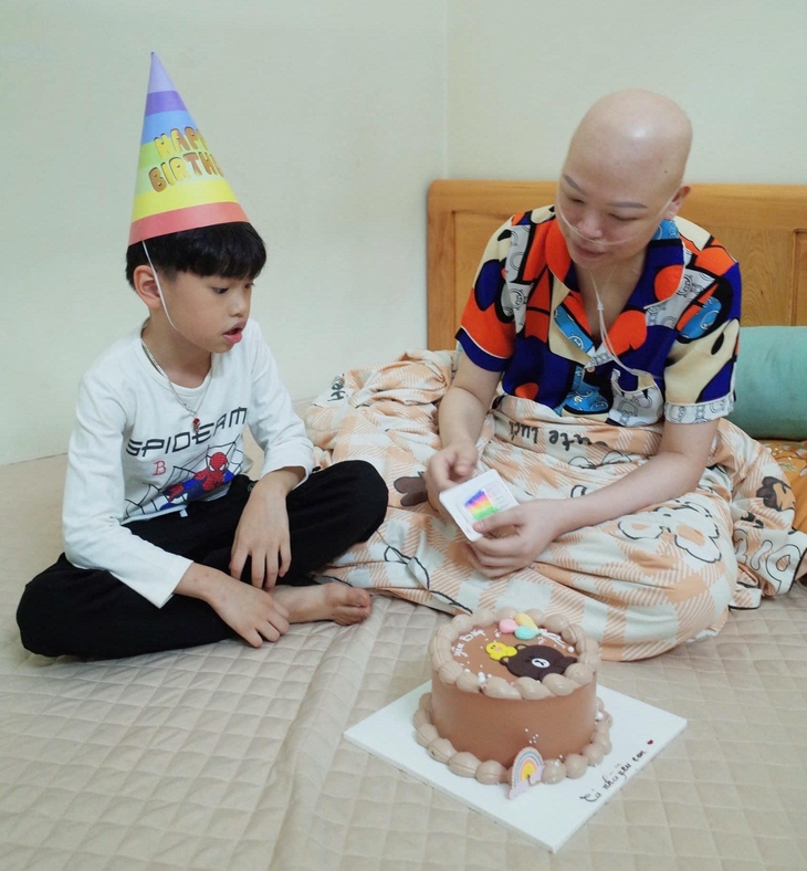 Vòng tay Nhân ái đến với nữ chiến sĩ công an bị ung thư giai đoạn cuối- Ảnh 1. Vòng tay Nhân ái đến với nữ chiến sĩ công an bị ung thư giai đoạn cuối- Ảnh 1.